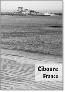 Vue de la plage et du fort de Socoa dans la ville portuaire de Ciboure, Nouvelle-aquitaine, France, Pays Basque français, nature, beauté et voyage, photo historique noire, aimant de réfrigérateur