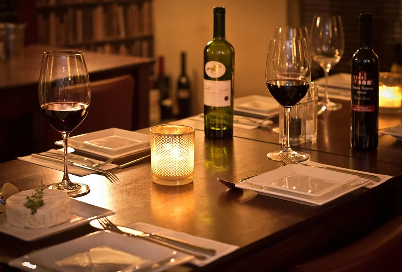 Restaurants intimistes Honfleur : où manger sans se faire avoir